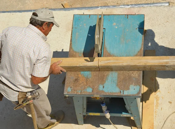 Tablones Madera Corte Carpintero Con Sierra Mesa — Foto de Stock