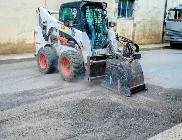 Travailleur Conducteur Skid Steer Enlever Asphalte Usé Pendant Réparation Des — Photo