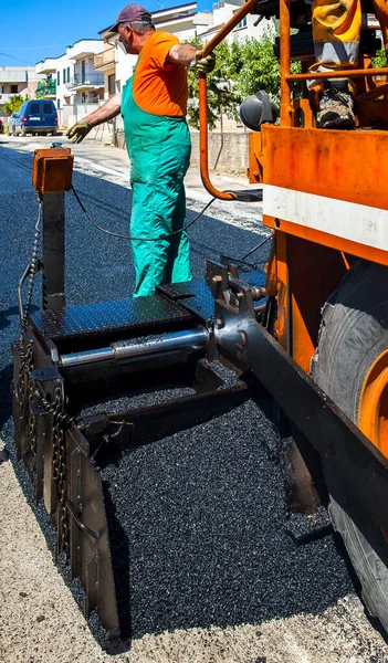 Trabajadores Una Máquina Pavimentación Control Redacción Una Nueva Capa Asfalto — Foto de Stock