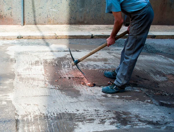 Trabajador Utiliza Tapas Alcantarilla Hierro Fundido Pickaxe Fix Para Nuevo — Foto de Stock