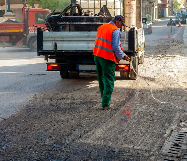 Arbeiter Gießt Wasser Auf Den Gefrästen Asphalt Für Städtische Straßenreparaturarbeiten — Stockfoto