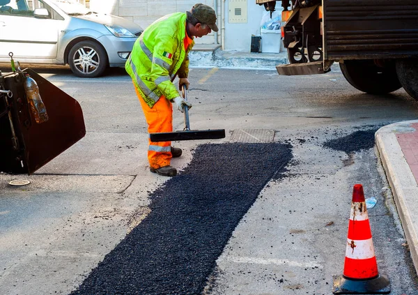 Asphalting 摊铺机在路街道维修工程的工人 — 图库照片