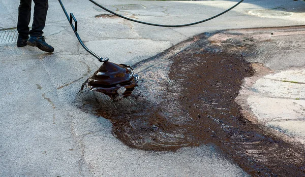 Werknemer Die Bitumen Emulsie Met Handspuitlans Spuit Alvorens Een Nieuwe — Stockfoto