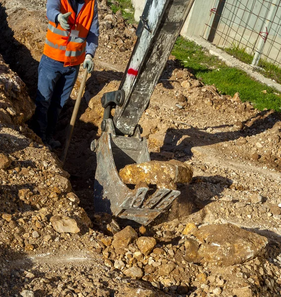 Trabalhador Verifica Realizou Escavação Com Uma Escavadora — Fotografia de Stock