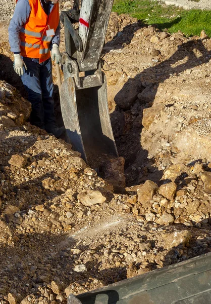 Trabalhador Verifica Realizou Escavação Com Uma Escavadora — Fotografia de Stock