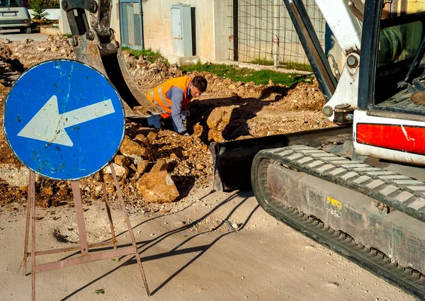 Trabajador Comprueba Que Realizó Excavación Con Una Excavadora — Foto de Stock