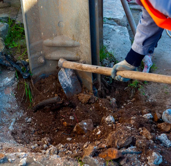 Trabajador Con Azada Realiza Trabajos Excavación Alrededor Poste Electricidad — Foto de Stock