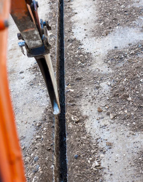 挖掘机桶 带有非常窄的清洗范围 是为建造光纤网络而在市区挖掘一条小型壕沟的底部 — 图库照片