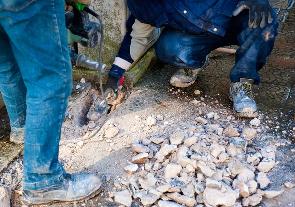 建筑工地 工人在地面侧边使用Jackhammer和Trowel执行轨道 — 图库照片