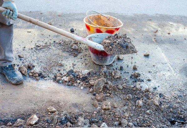 Limpieza Escombros Carretera Trabajador Trabaja Con Una Pala Cubo — Foto de Stock