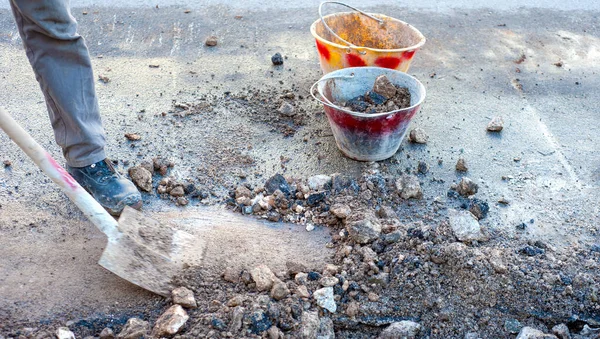 Pulendo Macerie Dalla Strada Lavoratore Lavora Con Una Pala Secchio — Foto Stock