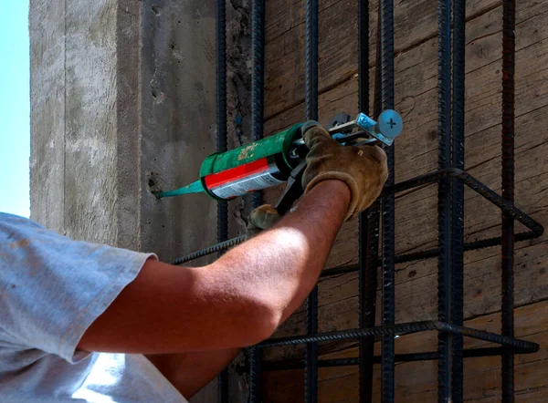 Workman Injetando Resina Para Ancoragem Barras Aço Com Nervuras Concreto — Fotografia de Stock