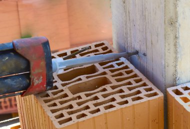 Bir barda bir betonarme yapı kimyasal ankraj