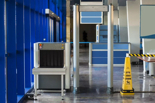 X-ray scanner and metal detector at harbor security point — Stock Photo, Image