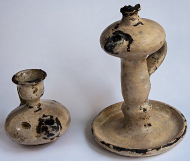 Seramik üzerine beyaz izole kandil