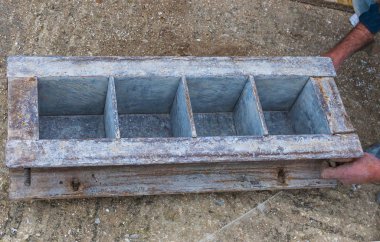 İşçi metal kalıp beton test için hazırlar.