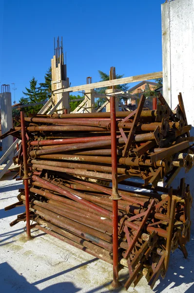 Запас сталевих риштувань на будівельному майданчику — стокове фото