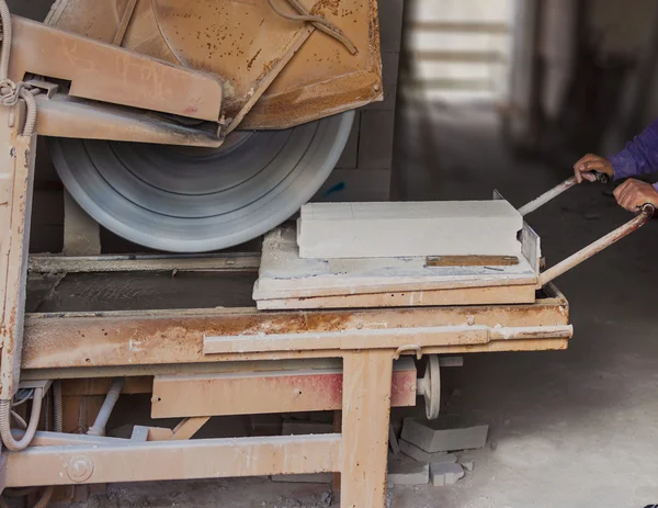 Trabajador con bloques de corte de máquina — Foto de Stock