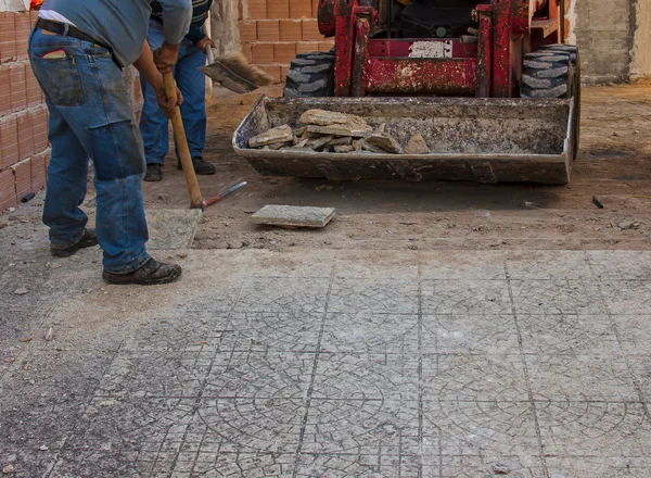 Team arbetare att ta bort gamla golv med minigrävare — Stockfoto