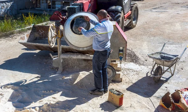 Werknemer en beton mixer. — Stockfoto