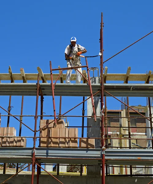 Constructrion site - byggnadsställning och arbetare — Stockfoto