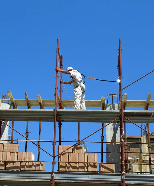 Constructrion site - scaffold and worker — Stock Photo, Image