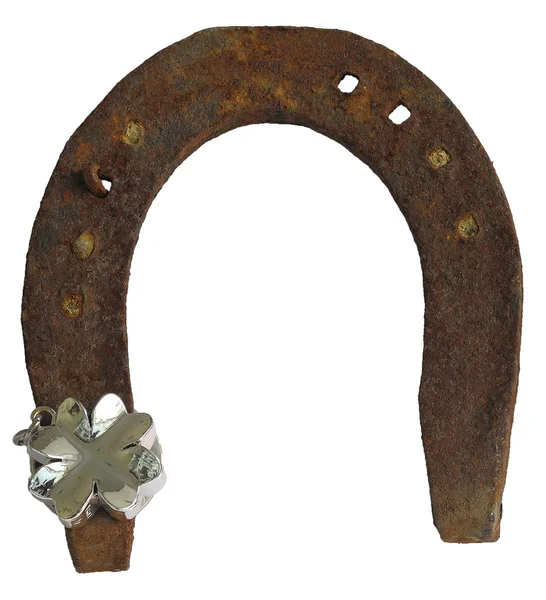 Viejo zapato de caballo oxidado aislado sobre fondo blanco y cuatro hojas de trébol de plata —  Fotos de Stock