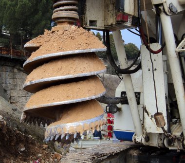 Makine sıkıcı yerdeki inşaat yol çalışmaları sırasında delik detay