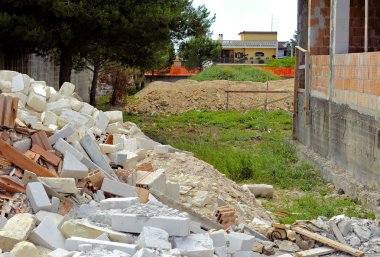 kir ve bir inşaat sahasında baskın-up moloz yığını.