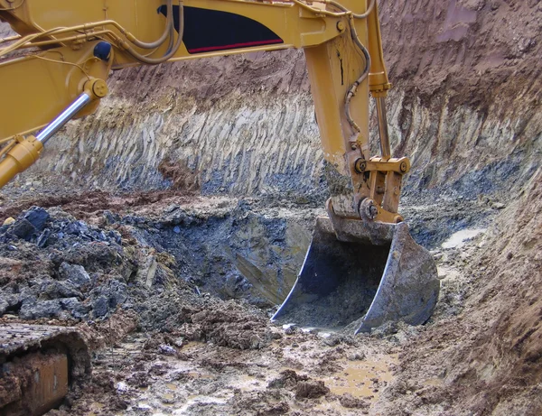 黄色挖掘机在施工现场做为一个新的大厦的筹备工作 — 图库照片