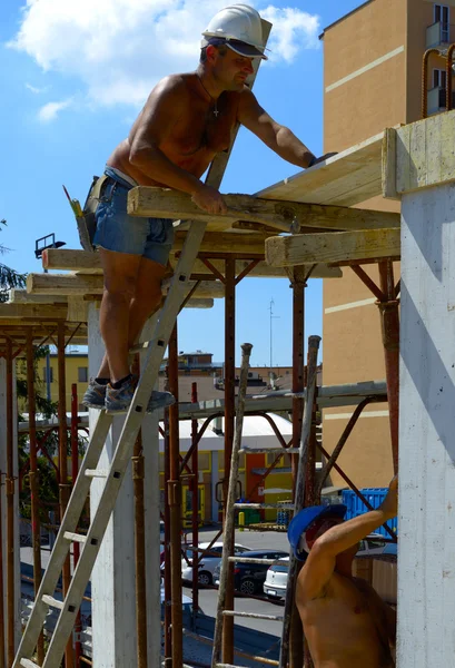 Konstruktion workkers betongplatta struktur — Stockfoto