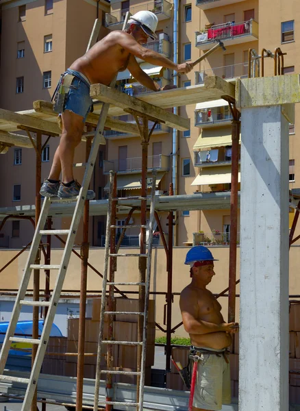 Budowa workkers betonowej konstrukcji — Zdjęcie stockowe