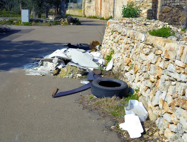 Müll und herrenloser Sondermüll auf einer Landstraße — Stockfoto