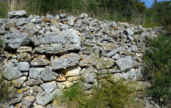 Bellissimo paesaggio rurale con alcune rocce, Puglia. Italia — Foto Stock