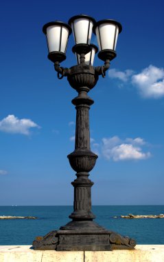 Karakteristik lampposts bari sahil alanının kalbinde. Apulia - İtalya