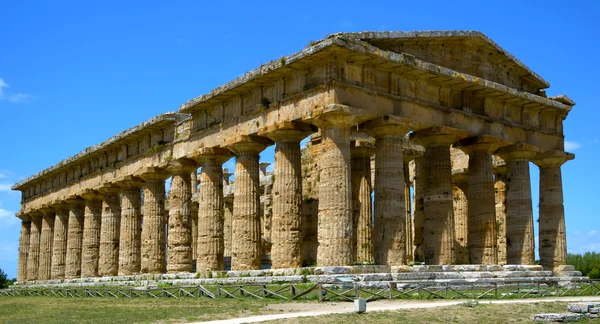 Majestátní řecké Neptunův chrám - Paestum, Itálie — Stock fotografie