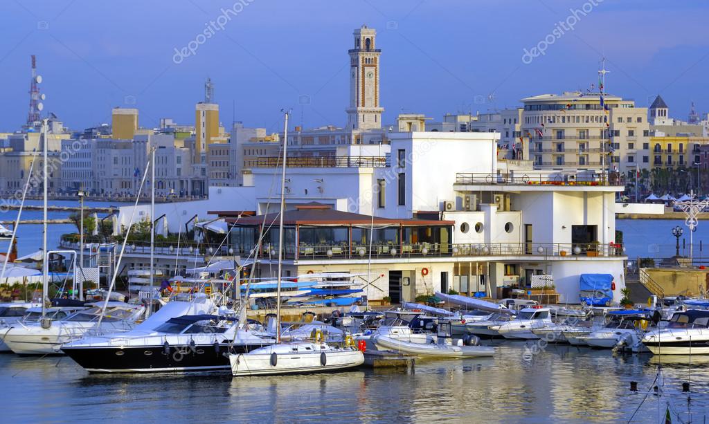 Le petit port avec les bateaux de pêche typiques Pouilles. Bari