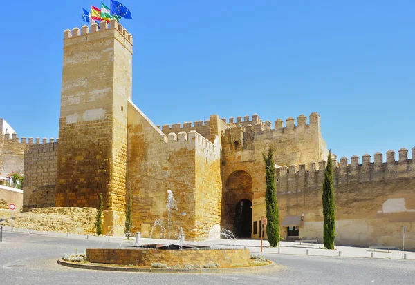 Puerta de Sevilla alcazar con una fuente en primer plano, Carmona —  Fotos de Stock