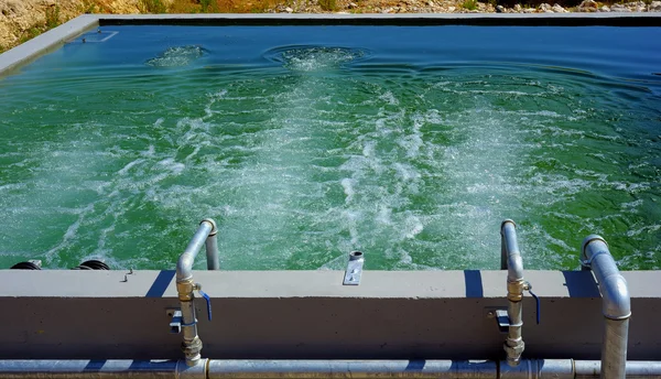 Ванна для окисления сточных вод с помощью воздухораспределителей — стоковое фото
