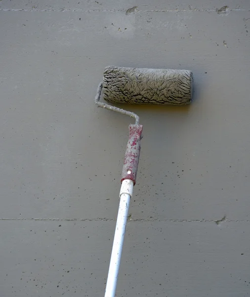 Menutup lukisan dinding beton dengan rol — Stok Foto