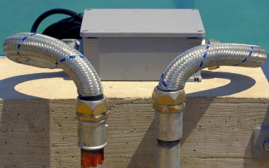 Galvanizli çelik borular beton duvara monte