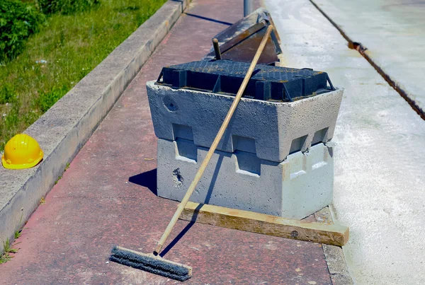 Pit blokk előregyártott beton, sisak és súroló kefe — Stock Fotó
