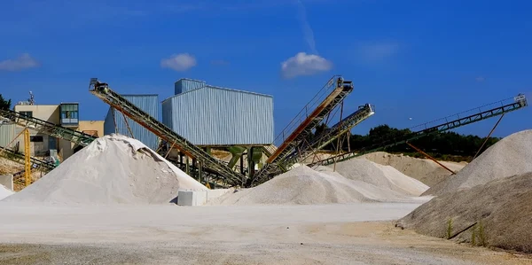 Limestone quarry with modern crushing and screening equipment — Stock Photo, Image