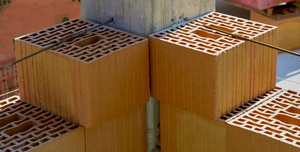 Barras de aço de reforço em pilares e camadas de tijolos — Fotografia de Stock