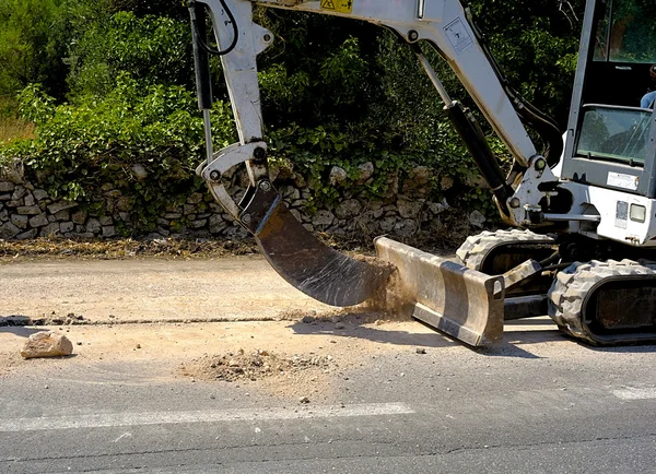 Mini excavator dig a trench with a bucket micro very tight — Stock Photo, Image