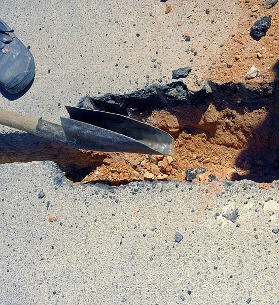 Worker with shovels in a micro trench — Stock Photo, Image