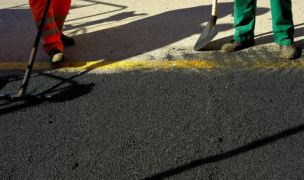 Trabajador de construcción durante trabajos de asfalto en carretera . —  Fotos de Stock