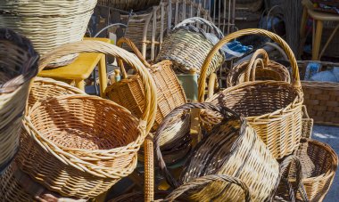 Puglia bir semt pazarı, el yapımı sepet