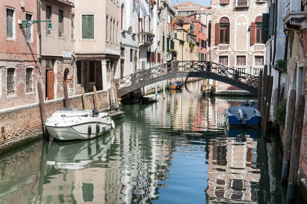 Charakteristische Brücke Über Einen Der Venezianischen Kanäle — Stockfoto