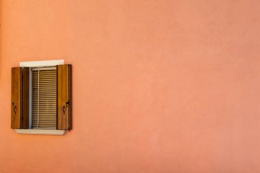 Burano karakteristik renkli evlerinden biri bir pencere (Venedik)